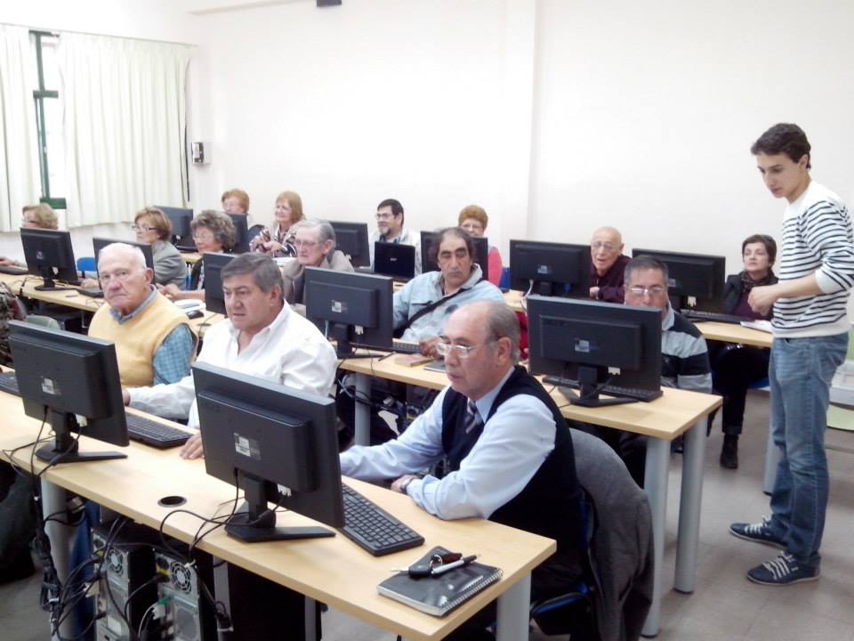 Tecnológica y PAMI convocaron a jubilados para capacitarlos en informática, fotografía y primeros auxilios