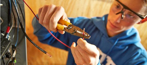 Electricista domiciliario la capación de mayor demanda en la Escuela de Oficios