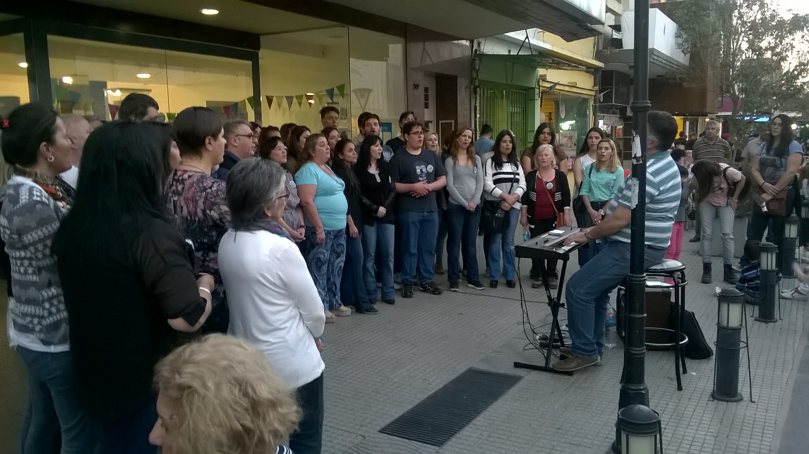 Coro de la Facultad brindó un recital en plena Peatonal