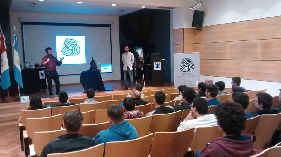 Curso de Animatronics convocó a estudiantes en el auditorio del campus universitario