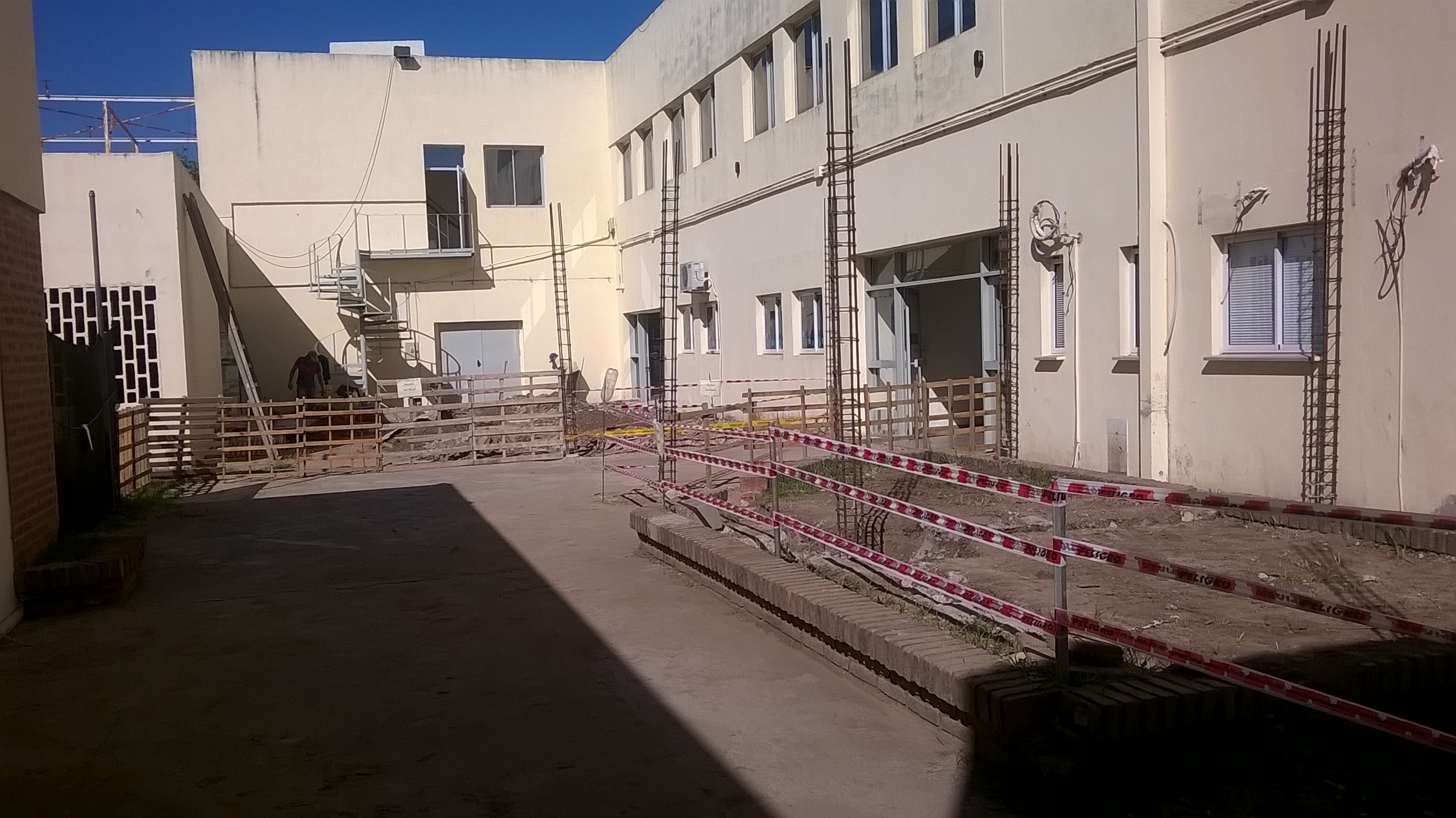 Con un plazo de ejecución de tres meses, comenzaron obras de cerramiento de patio interno