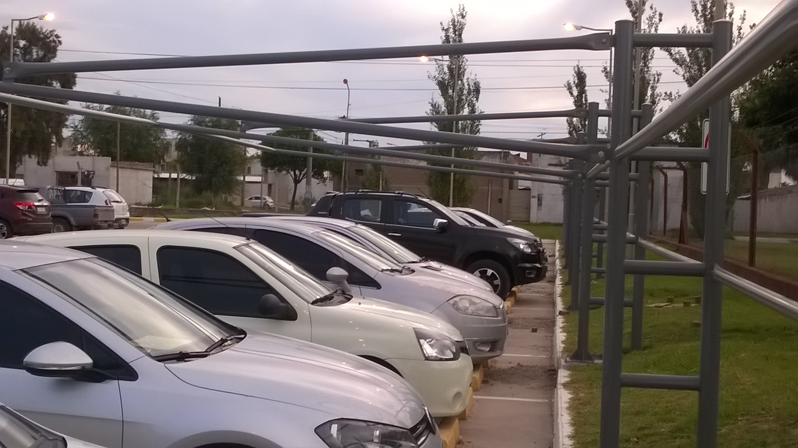 Comenzó techado de cocheras de estacionamiento en el campus del barrio San Juan Bautista