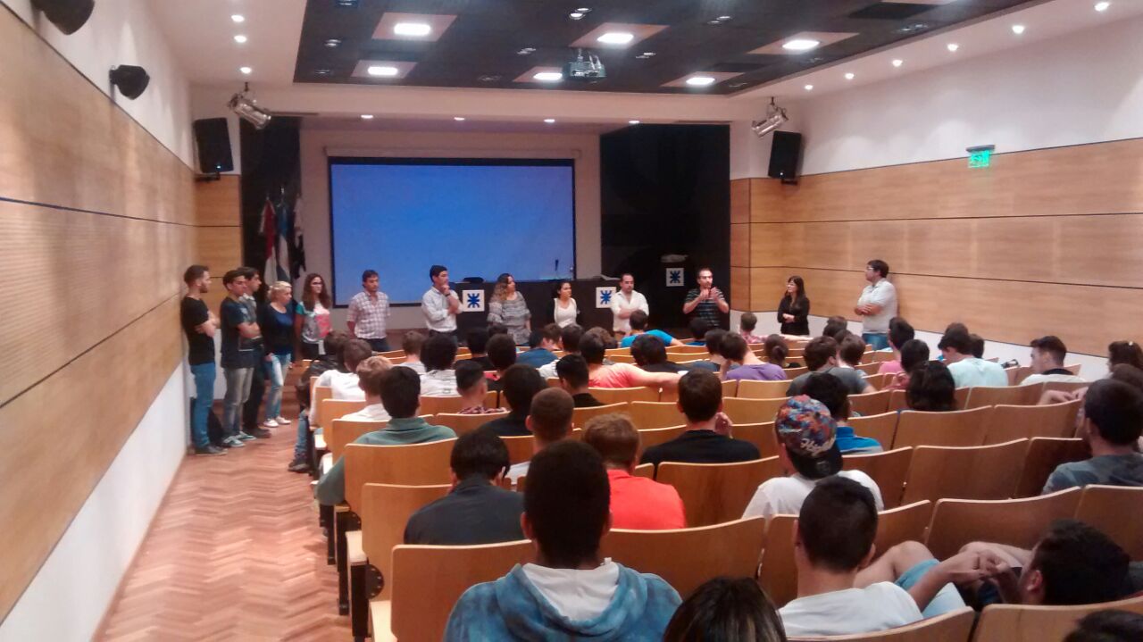Auditorio Peretti: Graduados compartieron experiencias de su paso por la Facultad con ingresantes