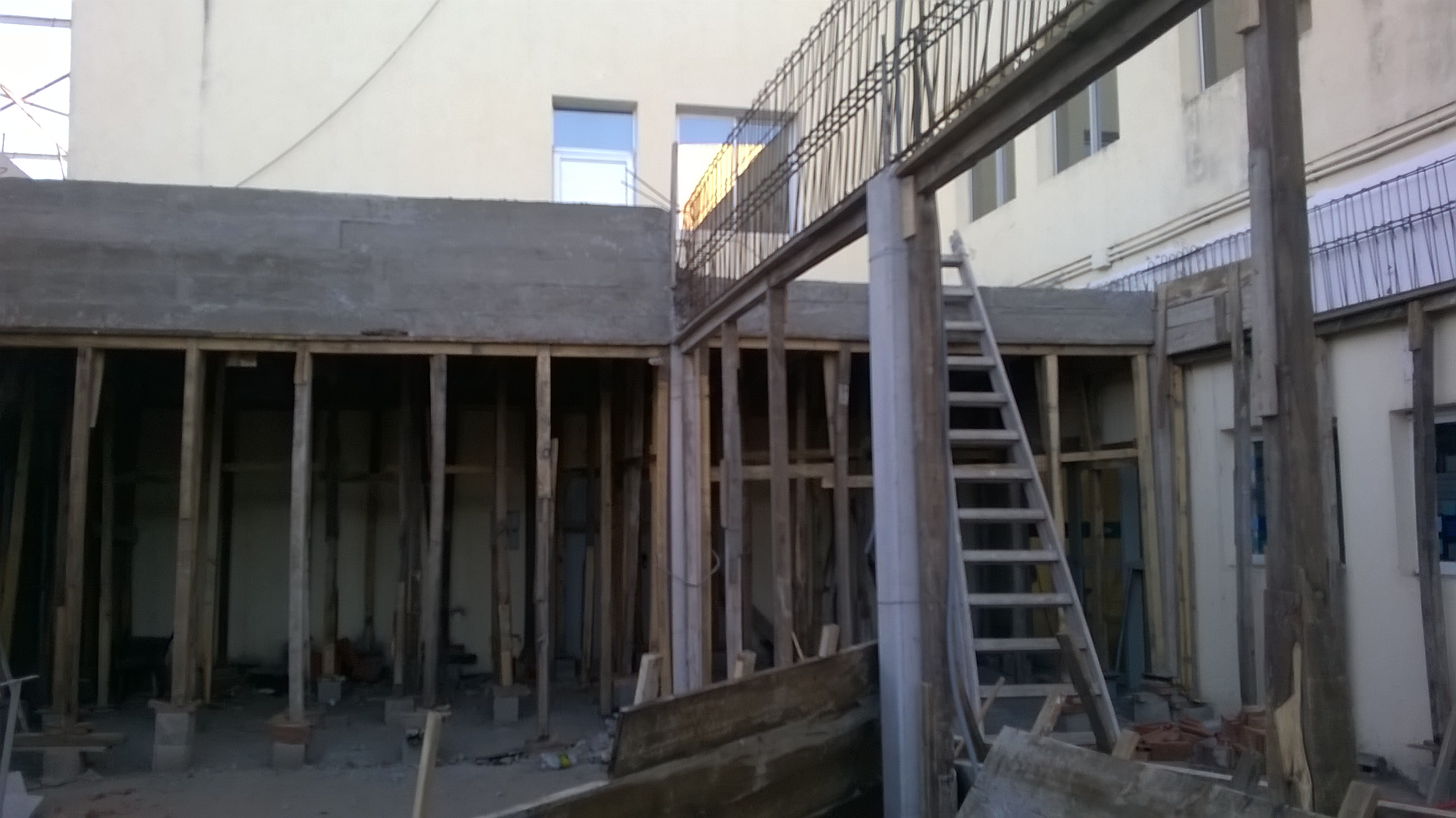 Comenzó obra de techado en el patio interno: 180 metros cuadrados cubiertos más