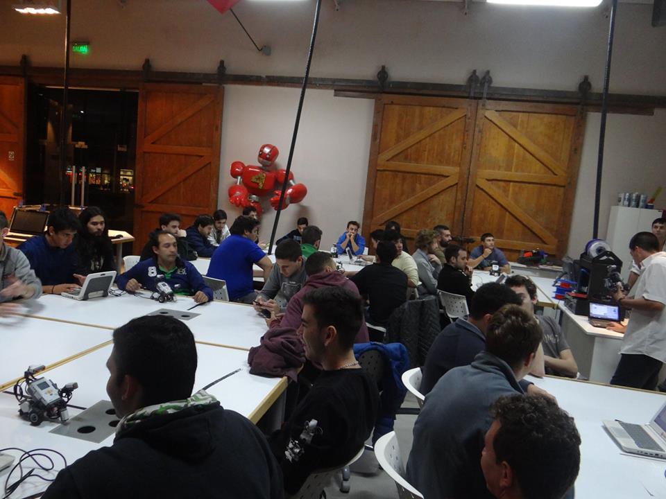 Estudiantes de Mecatrónica en clase en la Tecnoteca Municipal