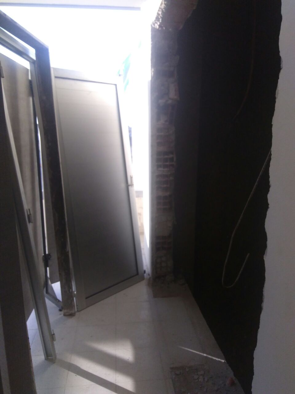 Comenzó el emplazamiento del ascensor en el sector del edificio del Decanato