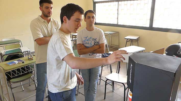 Estudiantes diseñaron máquina que sirve el “fernet perfecto