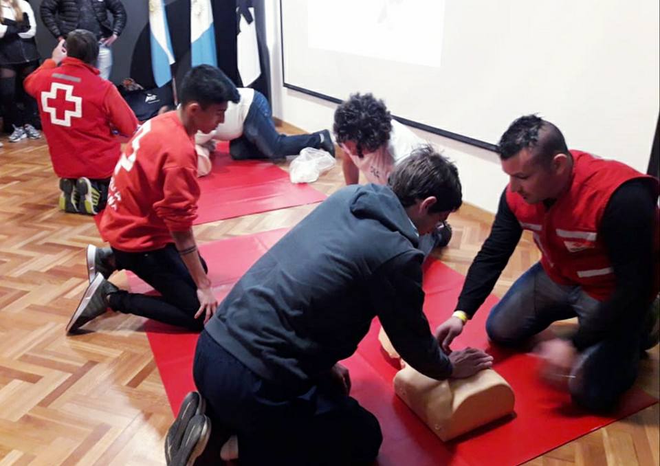 Capacitaron a estudiantes en RCP y primeros auxilios