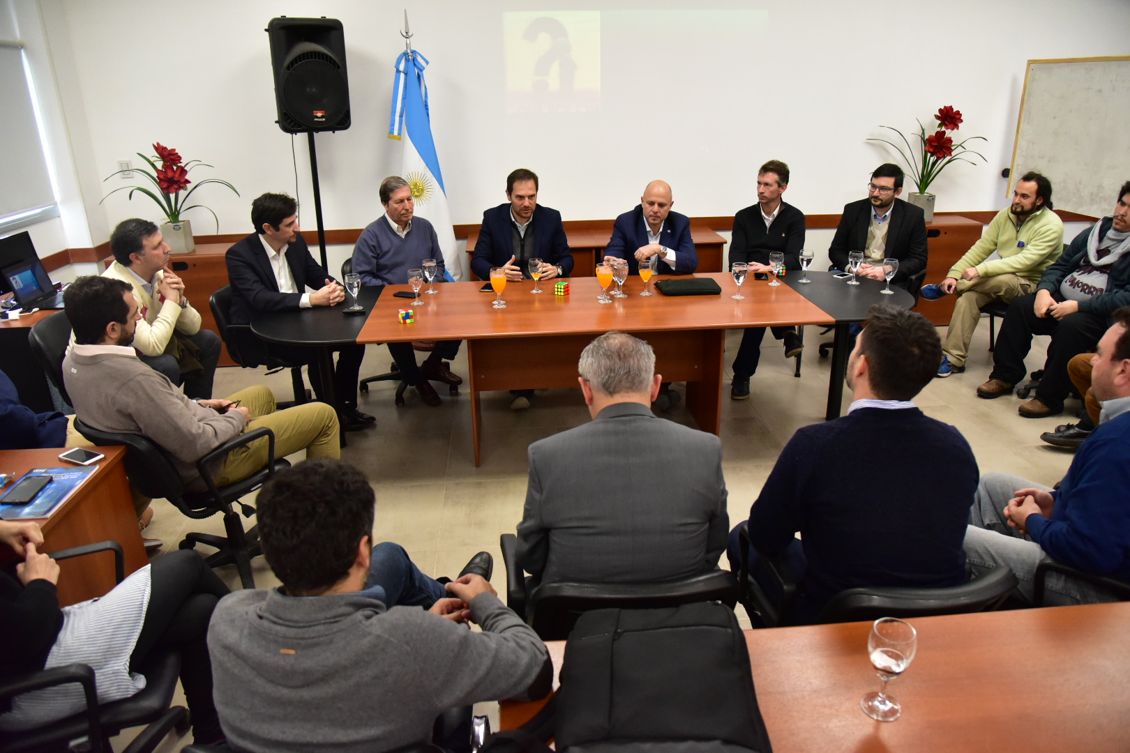 Clúster Tecnológico: Decano Rosso con autoridades y empresas de software