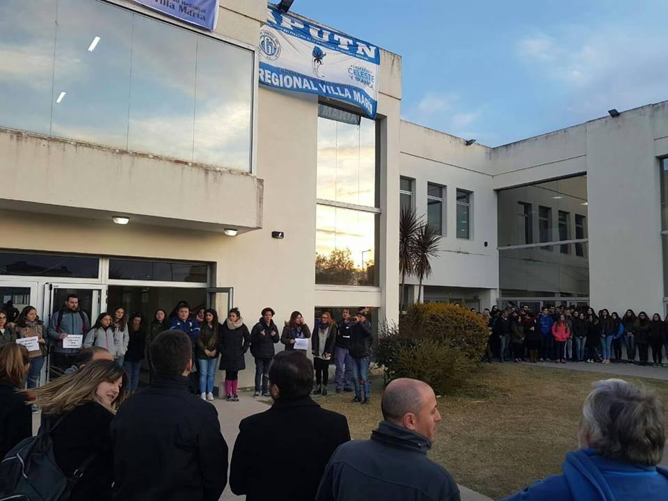 En defensa de la Educación y de la Universidad pública se realizó un abrazo simbólico en el campus de la Facultad Regional