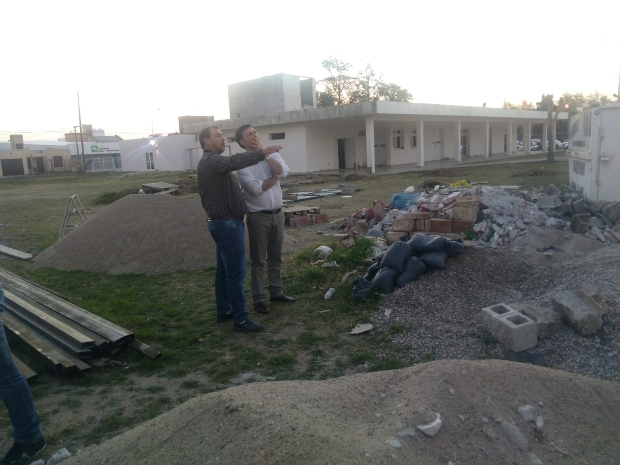 Construyen Plazoleta de los Graduados en el campus universitario