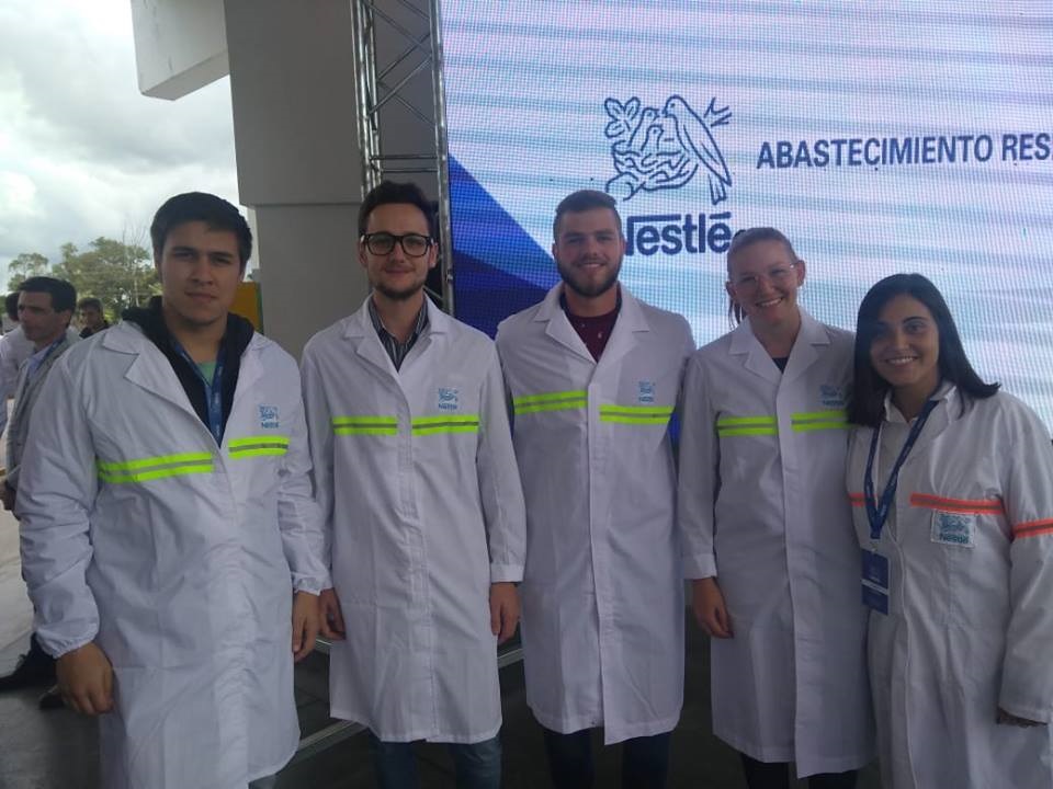 Estudiantes en inauguración de nueva planta de Nestlé