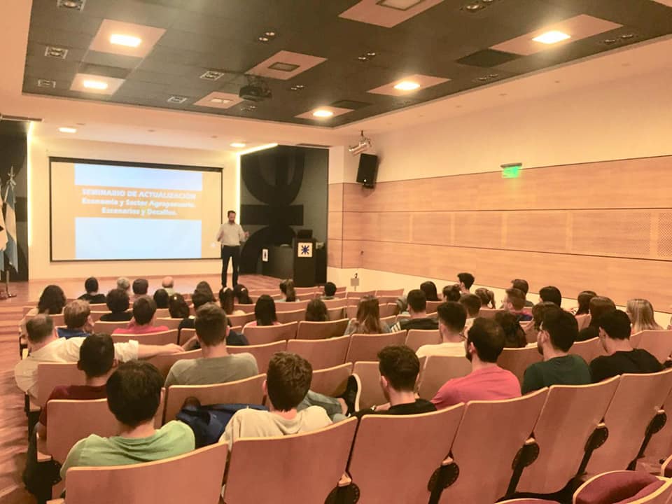 Organizado por Rural se concretó seminario sobre "Economía y sector agropecuario"
