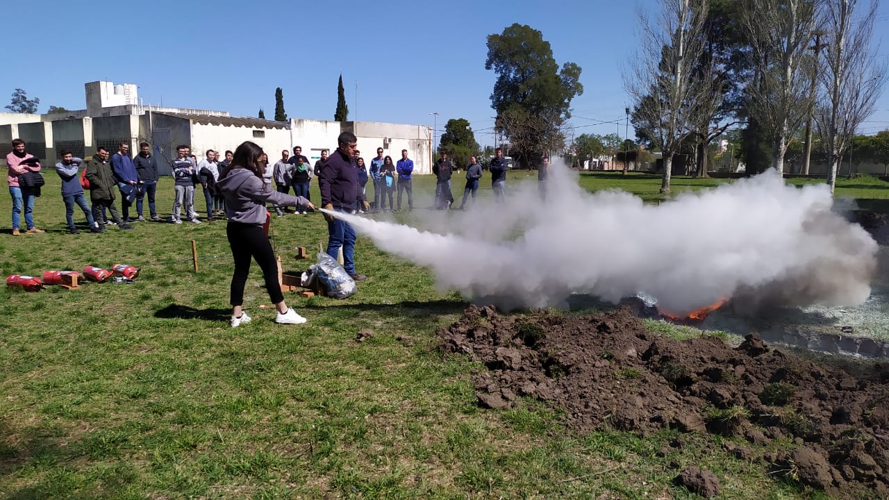Estudiantes se capacitaron en extinción de incendios