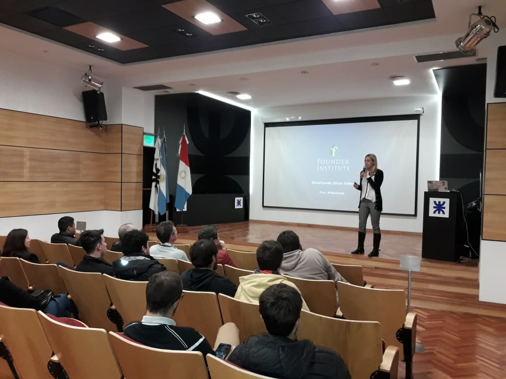 El pensamiento exponencial fue motivo de charla en la FRVM