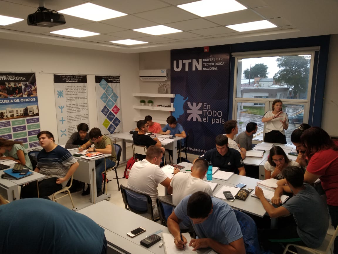 Estudiantes de la UTN brindan ayuda a ingresantes