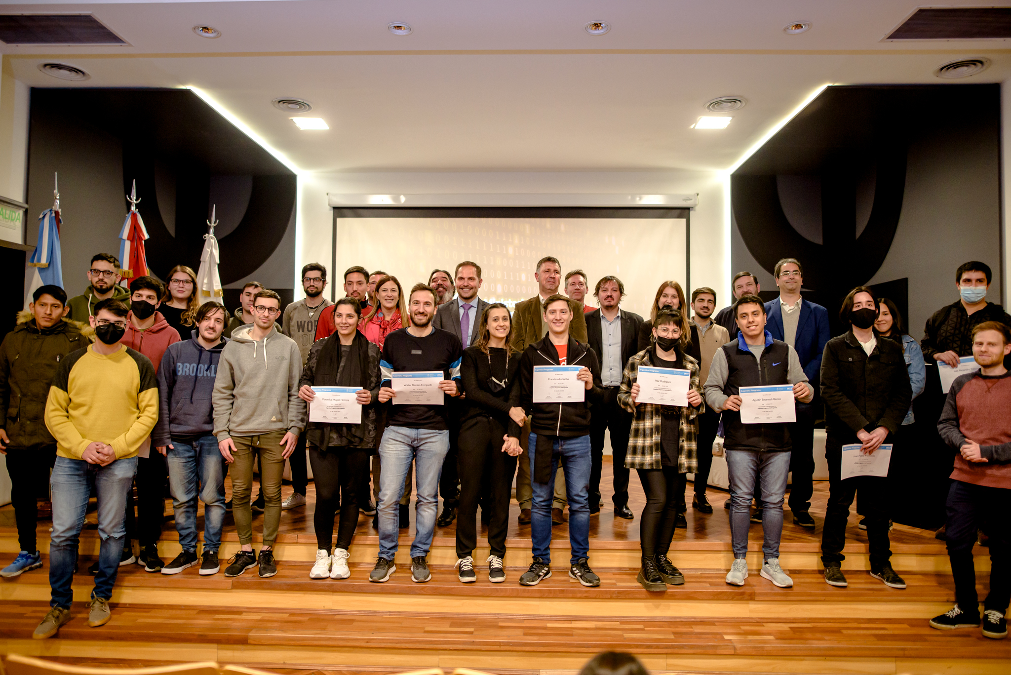A través de Argentina Programa, más de 50 jóvenes recibieron tarjetas para la compra de notebooks