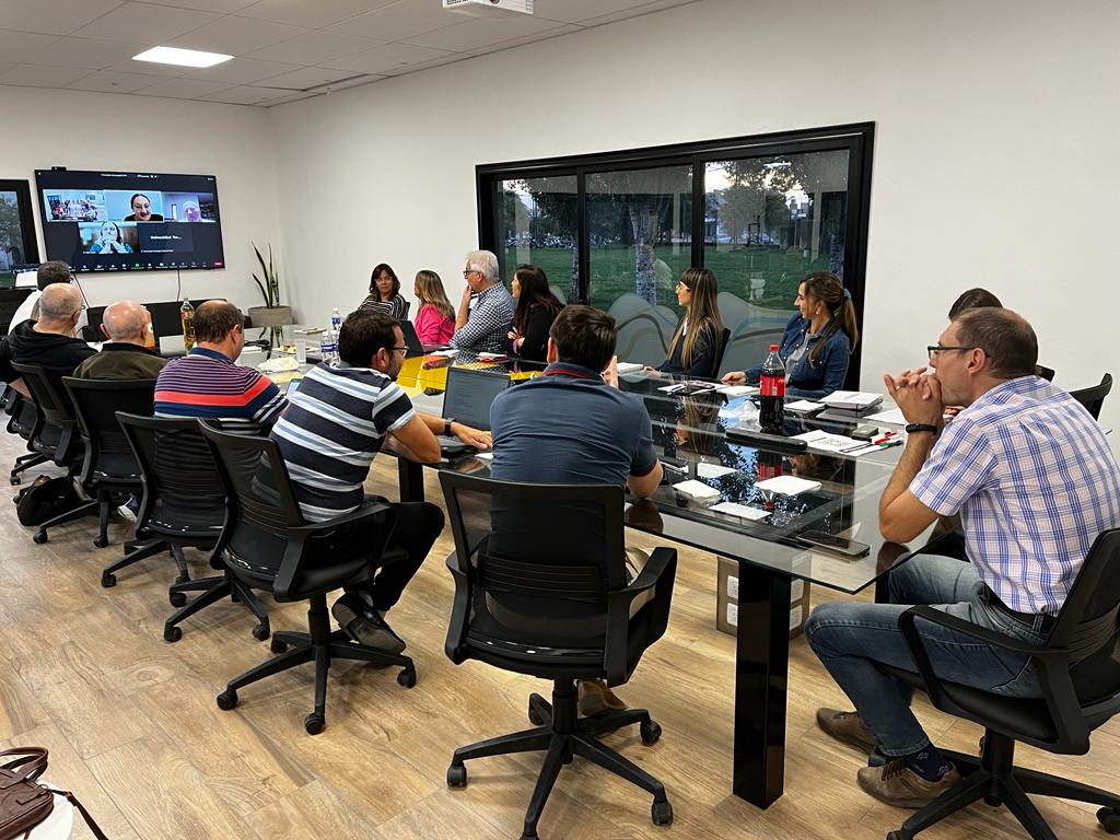 Revisan diseños curriculares de cada una de las especialidades