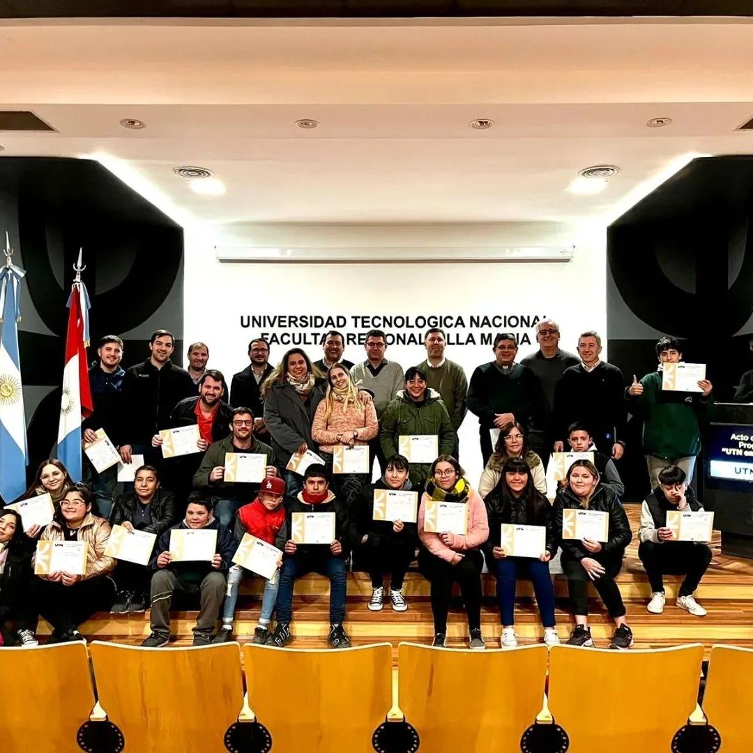 Más de 20 jóvenes del Barrio Botta culminaron el Programa UTN en tu Barrio