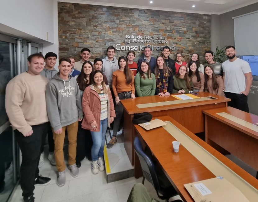 Se realizó la entrega de reconocimientos por Mérito Académico y designación de Abanderados y Escoltas