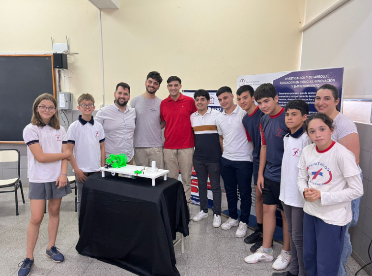 Alumnos de Ingeniería Mecánica diseñaron equipo para transformar botellas de plástico en filamento de impresora 3D